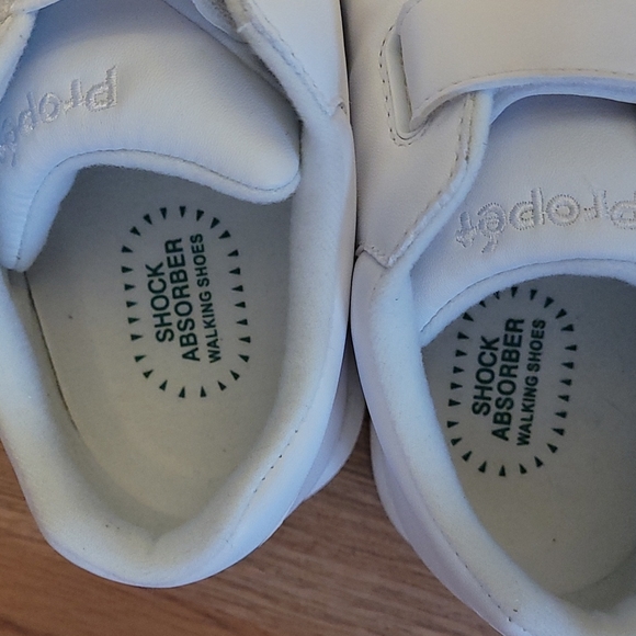 Propet tour walking  strap shoe in white. W3902. NWOT.  SIZE 6W - Picture 3 of 9